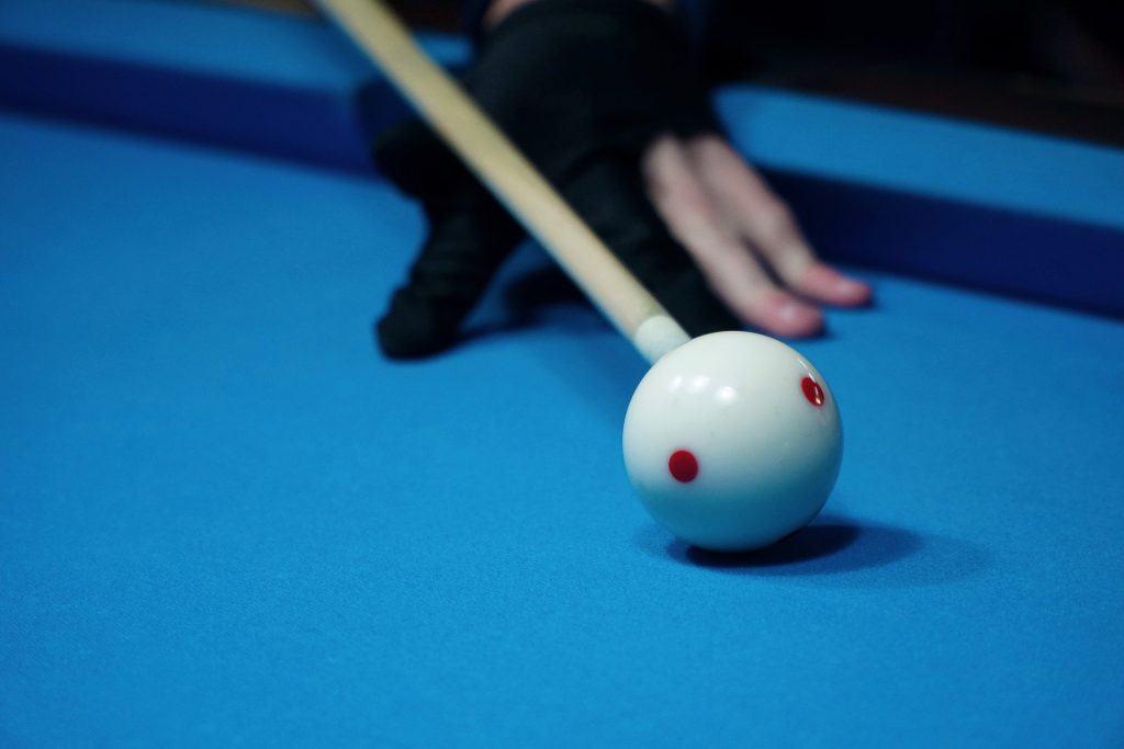 How long is the average pool cue?