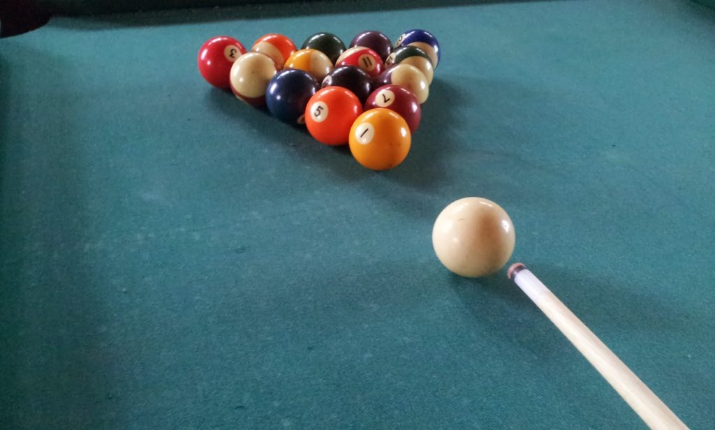How to tip a pool cue?