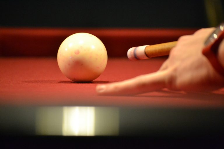 How to Chalk a Pool Cue? [Follow These Steps]