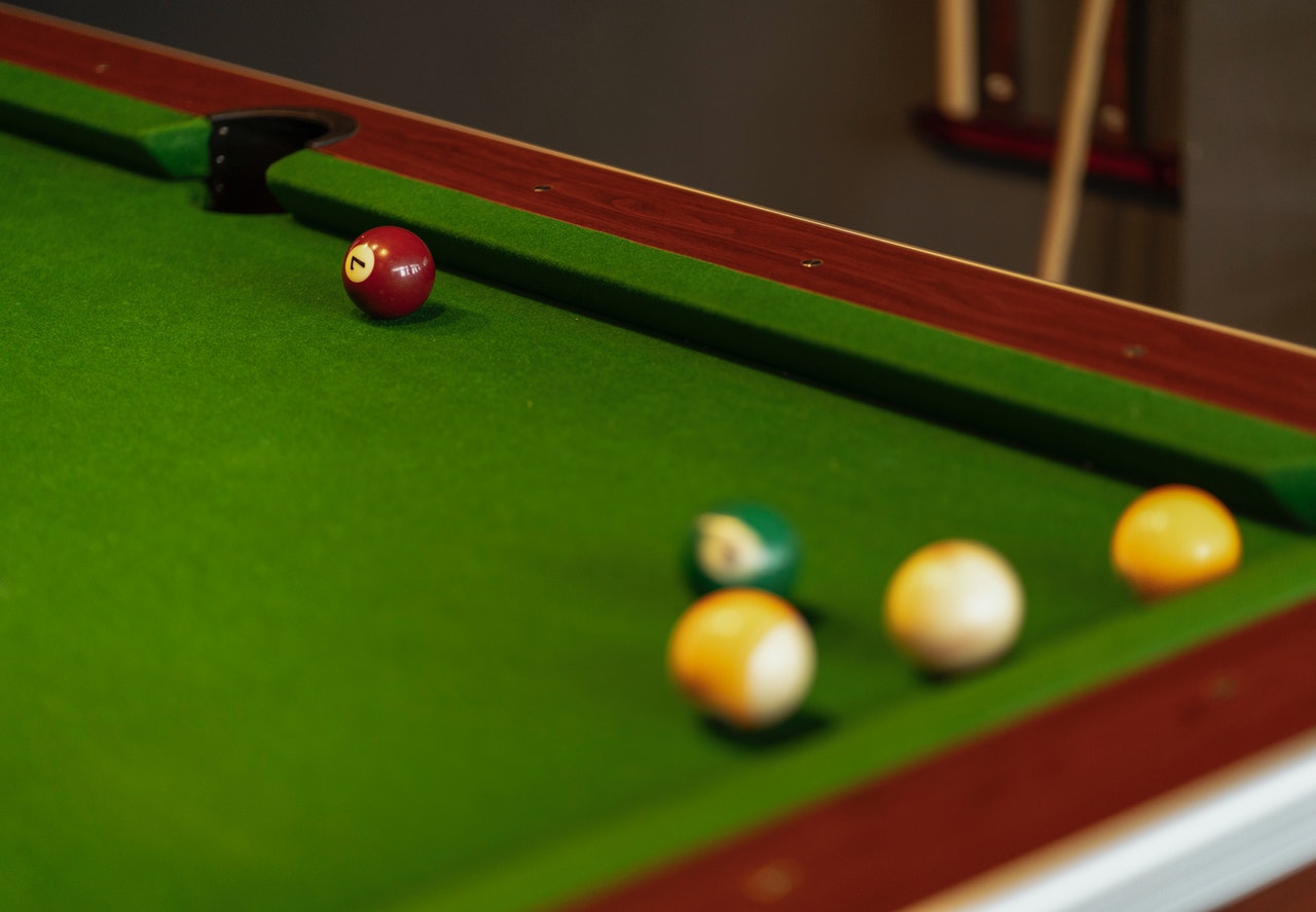 Can you play snooker on pool table