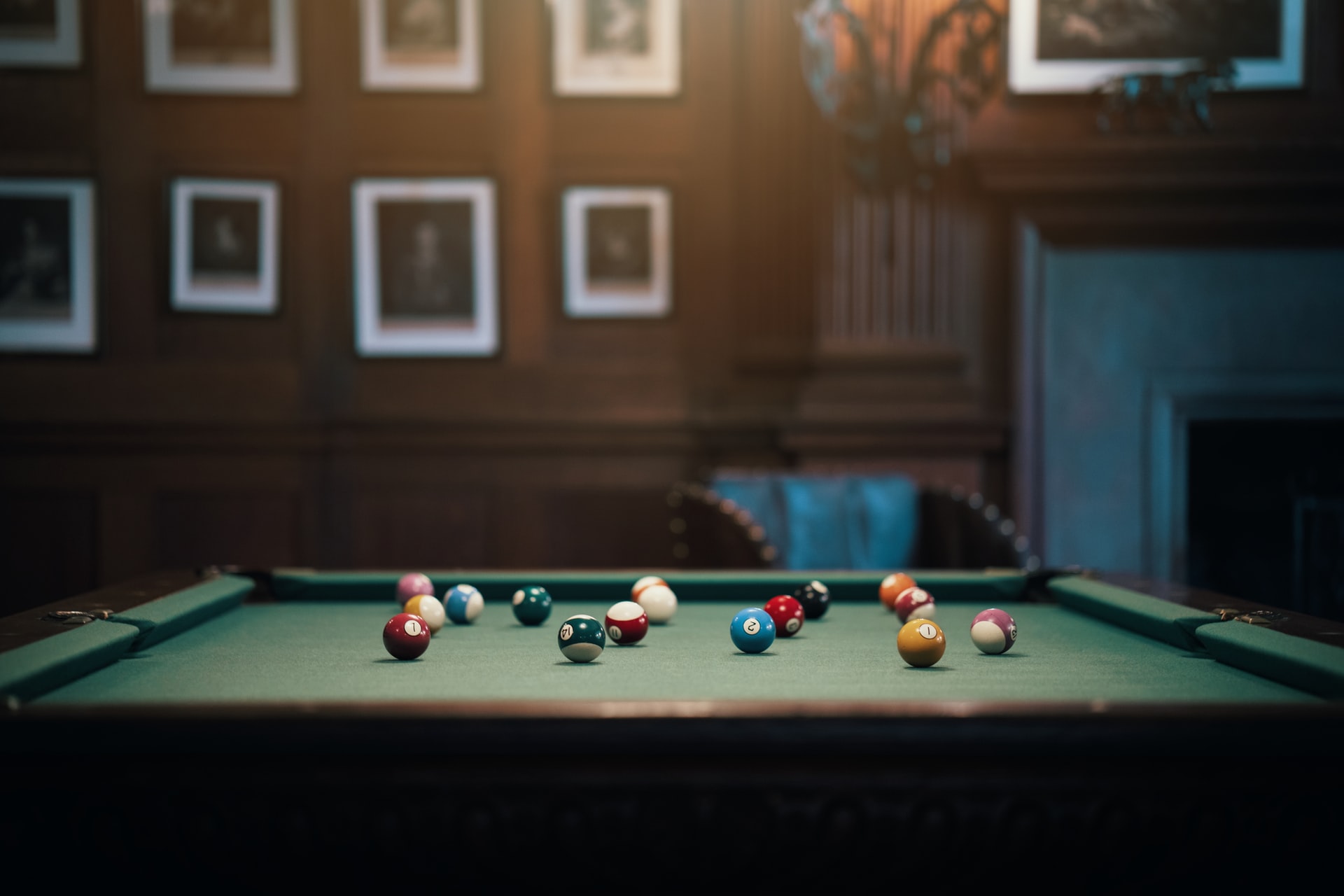 What is the minimum size room for a pool table?